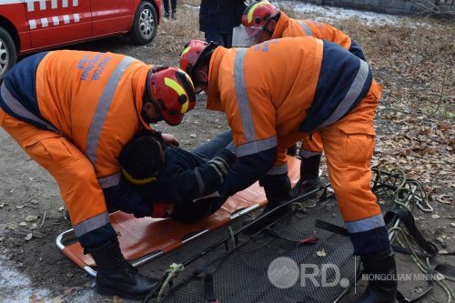 Уурхайн шороонд дарагдсан хүнийг аварчээ