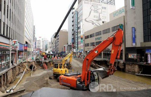 Япончууд 15 метр гүн цөмөрсөн замыг 48 цагийн дотор засварлажээ